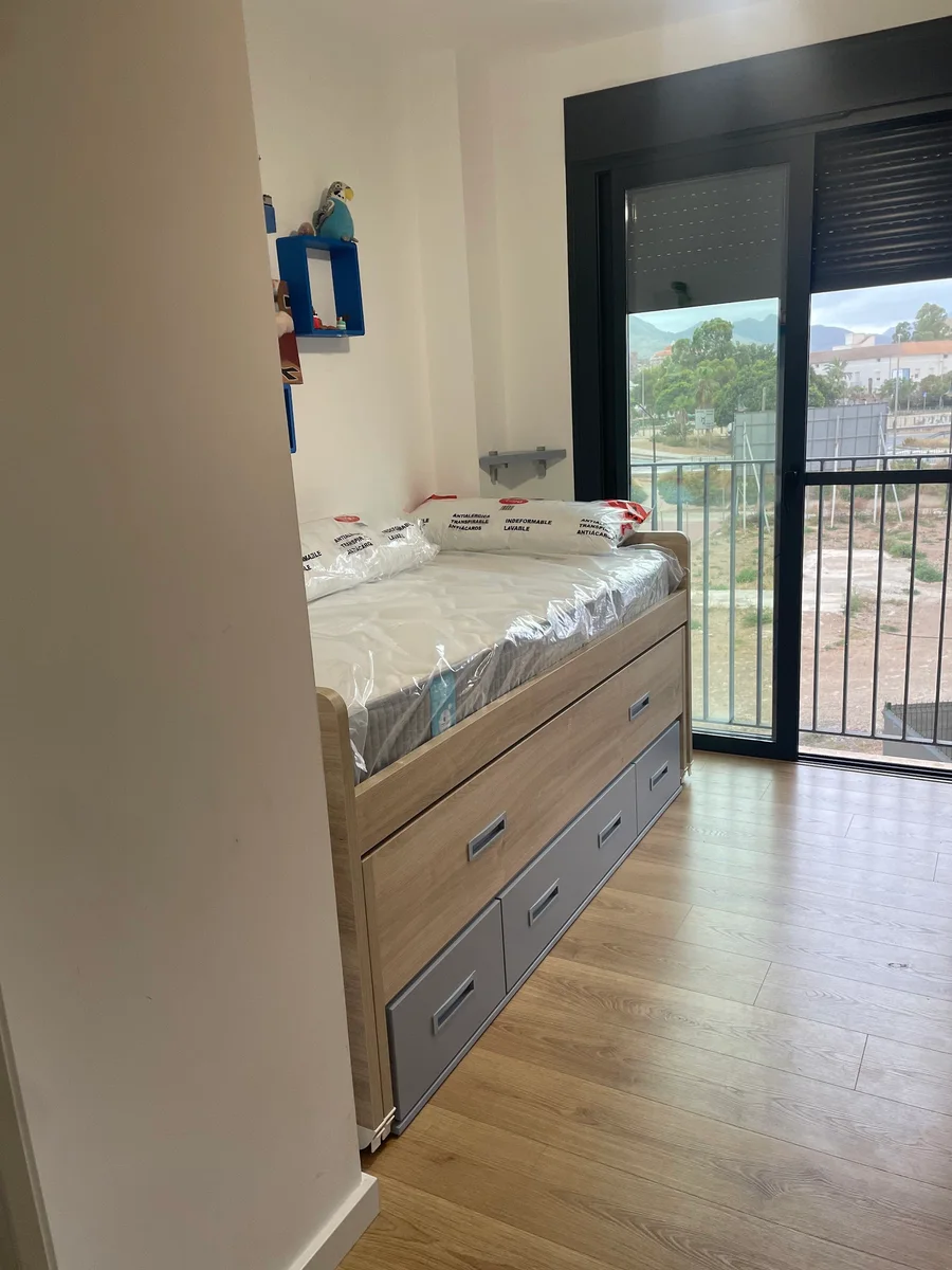 Cama compacta juvenil en roble claro con cajones inferiores y colchón nuevo recién entregado.