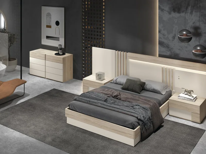 Dormitorio de matrimonio en tonos oscuros con cabecero iluminado, cómoda y mesitas en madera clara.