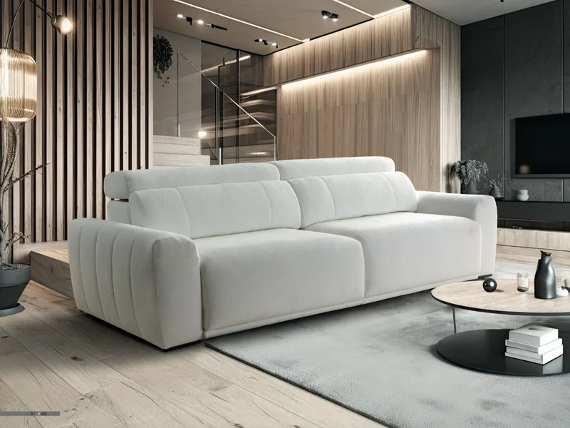 Sofá blanco de tres plazas con cabezales reclinables, en un salón con panelado de madera.